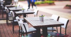 Notre terrasse à l’ombre des platanes