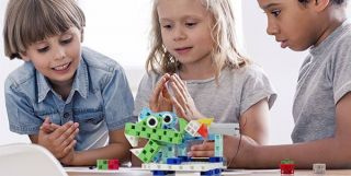 Une activité enfant ludique pour apprendre à coder aux plus petits. Le cursus est divisé en trois parties : puzzles 3D, robotique et programmation de robots.