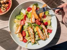 On vous présente un incontournable de cet été : la salade caesar poulet, fraîche, gourmande et savoureuse c'est le plat idéal pour cet été 
