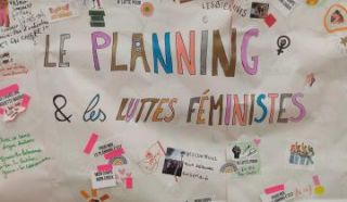 Fresque participative avec écrit dessus le Planning et les luttes féministes