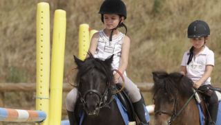 equitations a poney pres pres de chez vous a lyon Poney Club UCPA du Carré de Soie