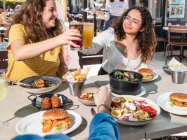 Good vibes, soleil et food tout est réuni pour passer un superbe repas en terrasse chez Léon 